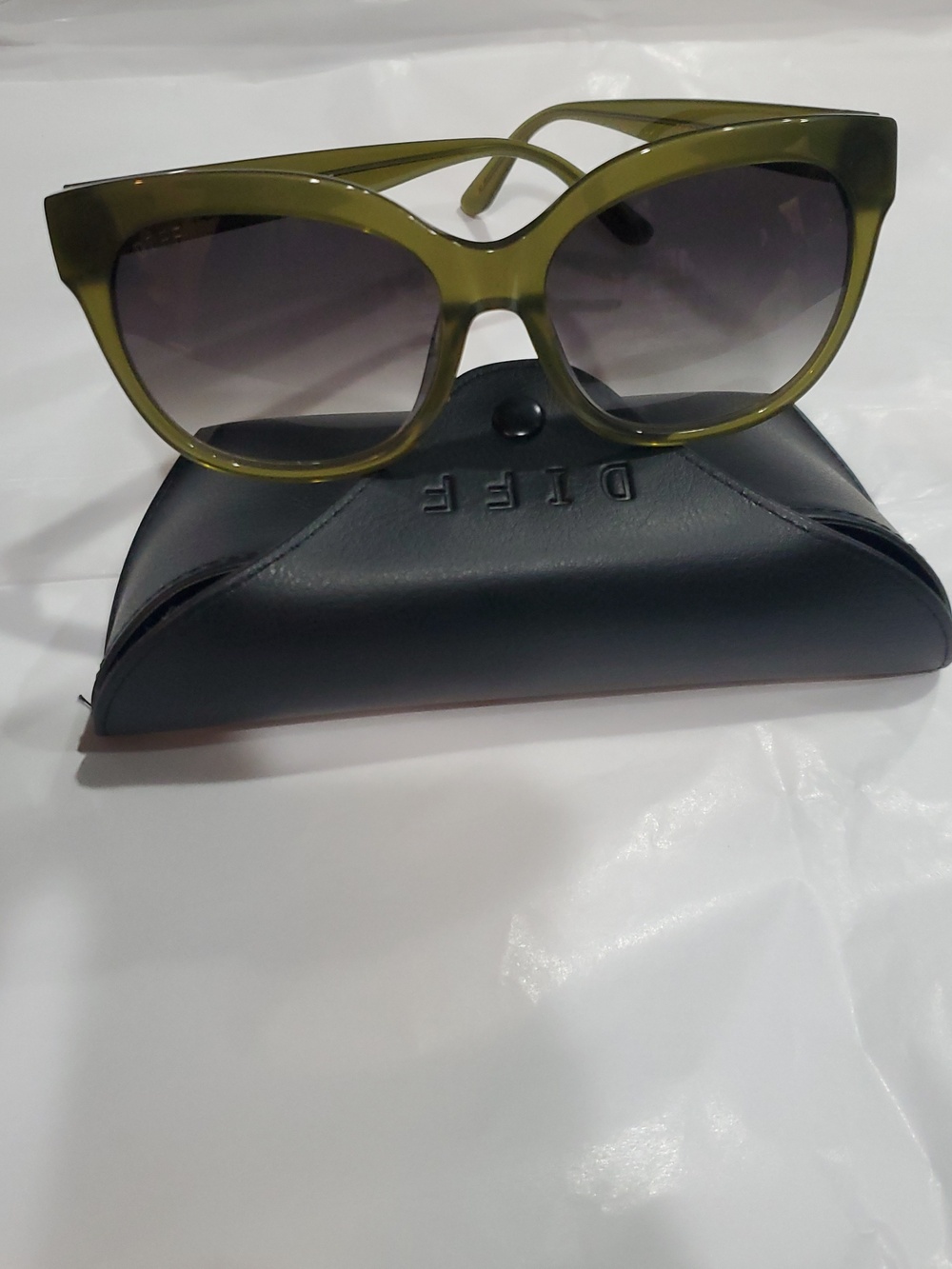 Diff olive green oversized glamourous fade lenses riggn sunglasses new in‎ case